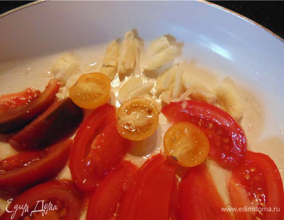  Добавляем чеснок, соль перец и щепотку сахара...помидоры оч. любят сахар.