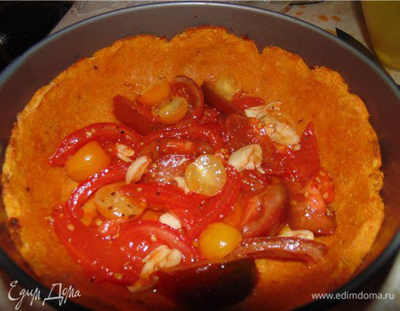 На выпеченную основы выкладываем помидоры с чесноком (без сока).