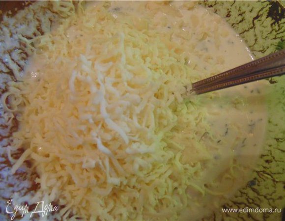 Заливаем смесью яиц, сметаны, натертого сыра и свежей зелени.