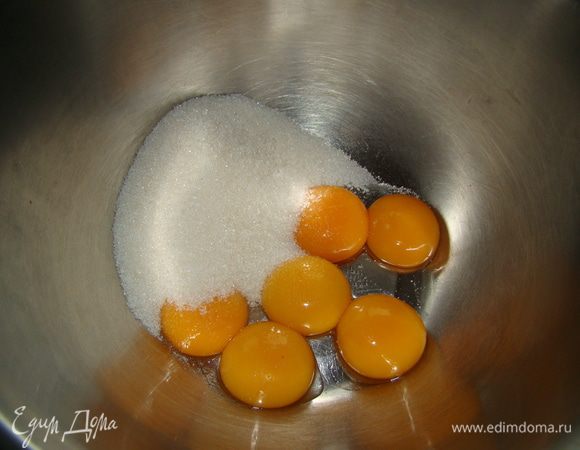 Желтки взбиваем с половиной сахара в пышную белую пену, добавляем воду.