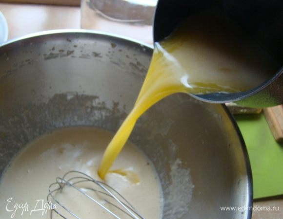 Масло растапливаем, вливаем в желтки, не прекращая помешивать.
