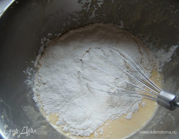 Всыпаем муку.
