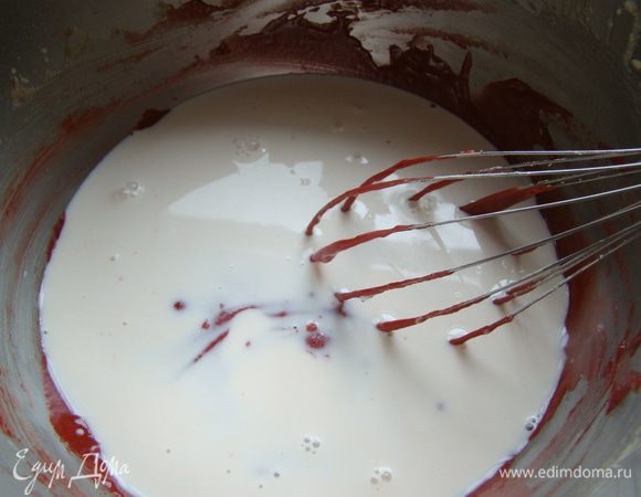 Вливаем молоко, ванильный экстракт.