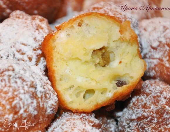 Все смешать, добавить размоченный в воде изюм. Затем муку. В тарелку с мукой чайной ложкой выкладывать тесто в форме шарика (примерно), обвалять в муке и опускать в кипящее масло.