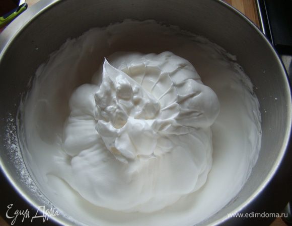 Взбиваем белки с оставшимся сахаром; форму разогреваем до 170"С.