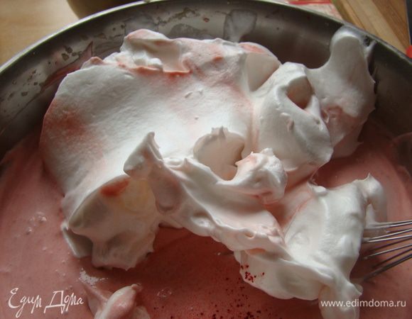 Белки аккуратно вмешиваем в тесто, выливаем на ягоды.