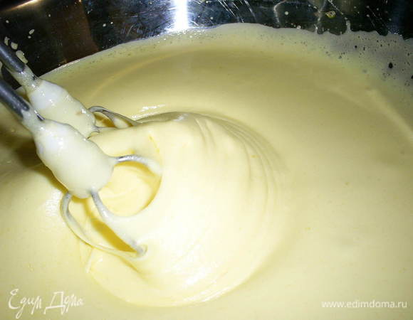 Яйца взбиваем с сахаром и ванилином до увеличения объема в 2-3 раза. Масса должна загустеть и посветлеть.