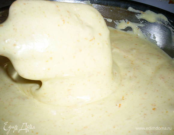 Затем добавляем остывшее тыквенное пюре, аккуратно перемешиваем лопаткой.