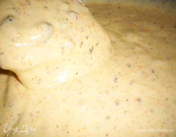 Затем добавляем в тесто грубо нарубленные орехи и перемешиваем.