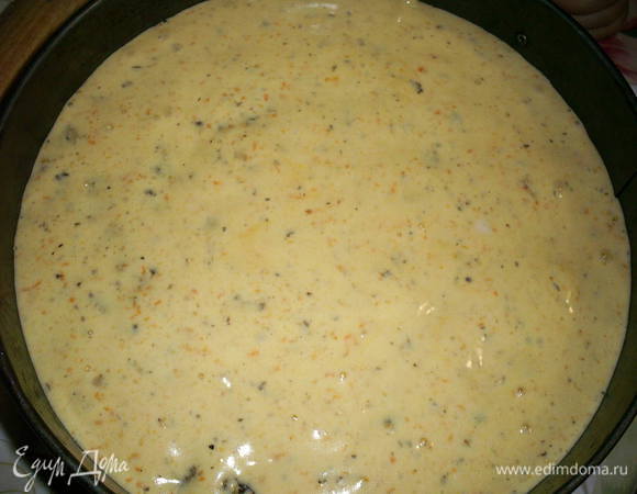 Готовое тесто выливаем в форму диаметром 22см, застеленную бумагой. Тесто сильно поднимается, поэтому бортики у формы должны быть высокими. Мой бисквит получился высотой 8см. Если бортики вашей формы не такие высокие, лучше взять форму большего диаметра.
Выпекаем в заранее разогретой до 180-190°C духовке примерно час. Готовность проверяем деревянной спицей — она должна выходить из теста сухой, без налипших комочков.