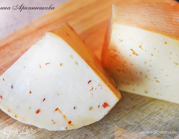 Сыр покрошила в комбайне в мелкую крошку, сливки и яйца, немного посолила. На дно разъемной формы положила пергамент и смазала растит. маслом. Берем лаваш и рвем на крупные куски, укладываем на дно примерно в 2 слоя. Выливаем часть смеси и так повторяем слои. Последний слой лаваша смазываем желтком, смешанным с сахаром и  сливками. 
