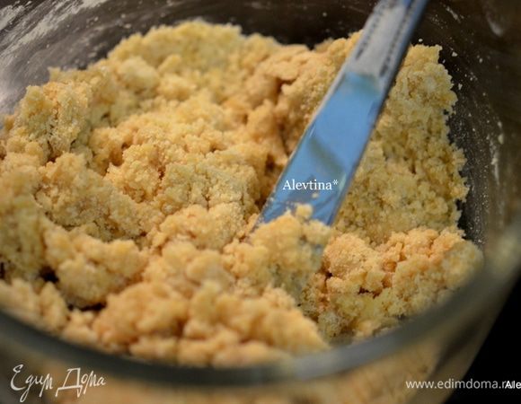 В другой емкости смешать коричневый сахар,сливочное масло. Смешивать примерно 2 мин. Затем добавить желток и ванилин и перемешать. Затем добавить все в мучную смесь, перемешать. Добавить воды, перемешать. Тесто будет в крошку.