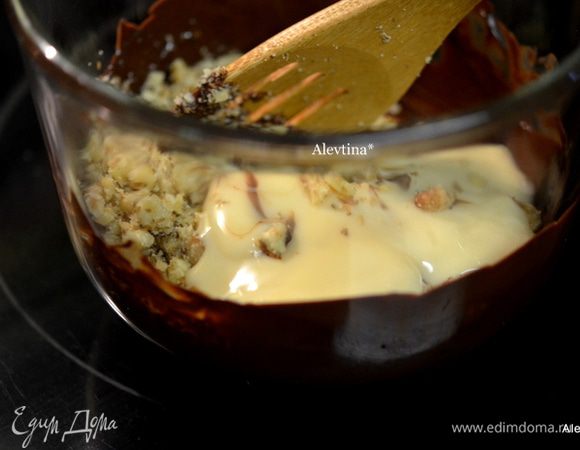 В средней емкости растопить шоколад со сливочным маслом 1 стол.л. в микроволновке на 20 секунд, перемешать и еще 15 сек. до полного растворения и помешивания. Добавить сгущенное молоко и орехи. Шоколад также можно растопить на водяной бане, если нет СВЧ.