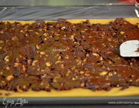 Выложить массу шоколадно-ореховую поверх теста, оставляя края.