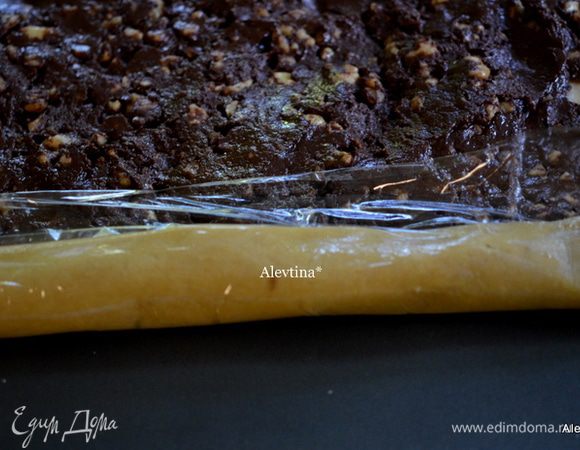 Теперь бумага или пленка поможет нам свернуть все это в рулет. Начинаем с широкого края.