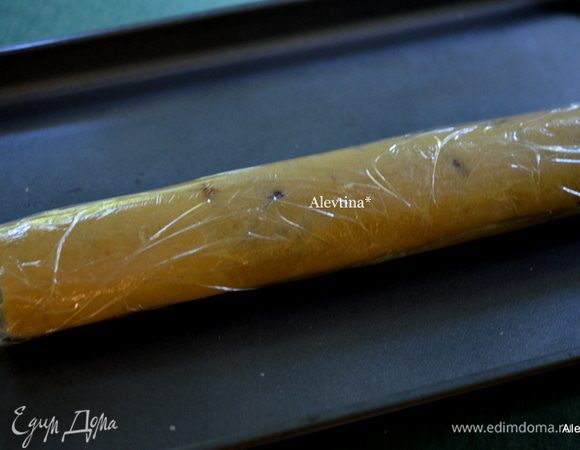 Готовый рулет отправим на 2 часа в холодильник или не более как на 2 недели в морозильник.