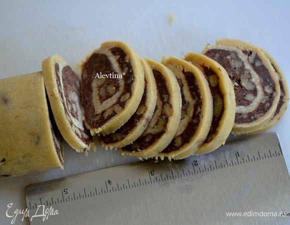 Достанем из холодильника наш рулет, выложим на доску и разрезаем ножом на равные части в 1 см.