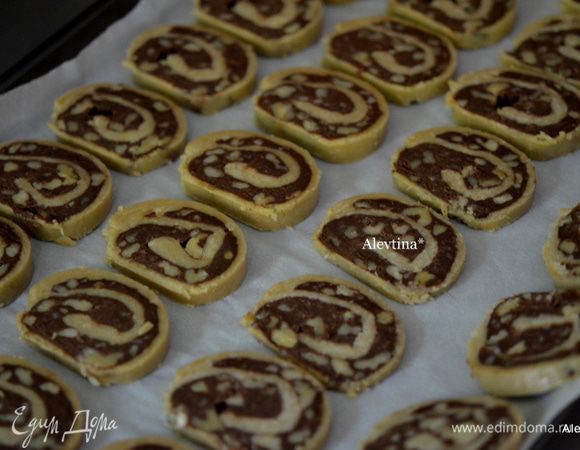 Выкладываем на противень с бумагой для выпечки и ставим в разогретую духовку 190 гр. на 10 мин.