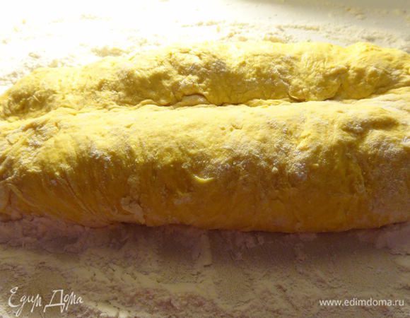 Вымесить тесто вручную до однородной, не липнущей к рукам массы. Вначале с ним тяжело работать, но через минут 10 оно очень легким и приятным в работе становится, постепенно насыщаясь кислородом.
Поставить тесто на расстойку, накрыв кухонным полотенцем, примерно на полтора часа.