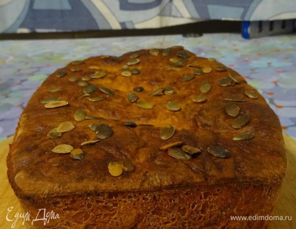 Выпекается этот хлеб довольно долго, у меня около 45 мин. на 200 °C. Можно увеличить температуру до 220 °C, но при этом контролировать процесс.
Не пугайтесь, если при проверке хлеба на готовность деревянной шпажкой, она все равно выйдет чуть влажной. Так и должно быть. За счет щедрого количества тыквенного пюре, этот хлеб при остывании дойдет и получится таким солнечным, воздушным и ароматным, как на моем фото)))