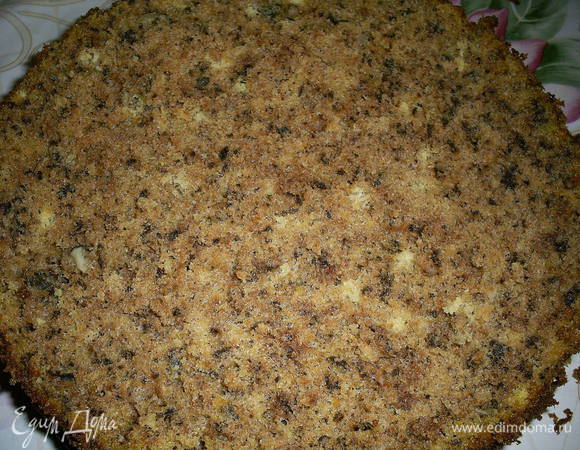 Для начала приготовим тыквенно-ореховый бисквит. Как это сделать подробно можно прочитать тут http://www.edimdoma.ru/retsepty/59678-bespodobnyy-tykvenno-orehovyy-biskvit. Охлажденный бисквит разрезаем на 4 коржа.