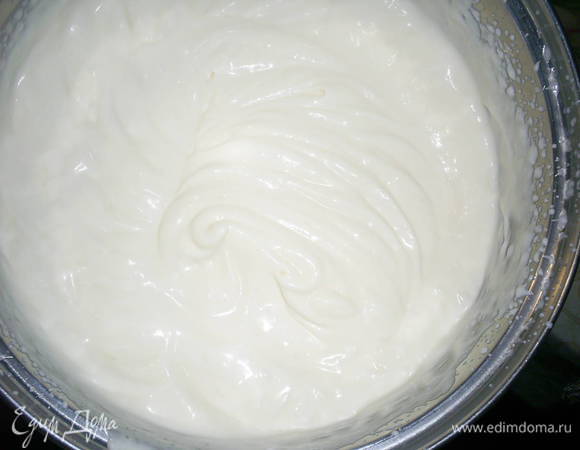 Для крема сметану взбиваем с сахаром и ванилином до загустения и растворения кристалликов сахара.