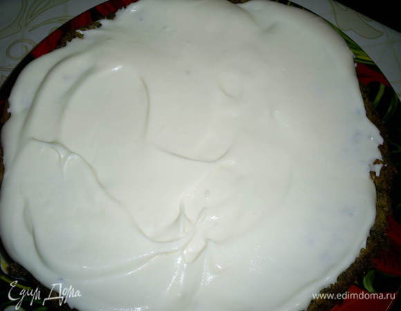 Затем второй корж, на него наносим 1/3 часть крема. Снова корж, джем и 1/3 часть крема.