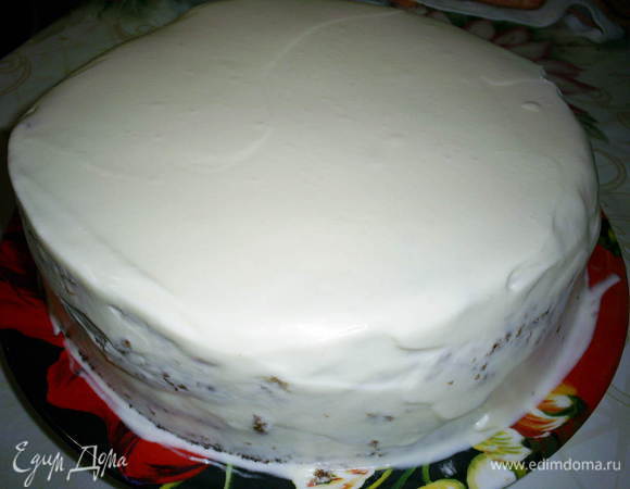 Обмазываем оставшимся кремом бока торта, выравниваем их с помощью широкого ножа или шпателя,  выравниваем верх торта. Идеальной гладкости добиваться не стоит - мы все изъяны засыплем посыпкой)))
