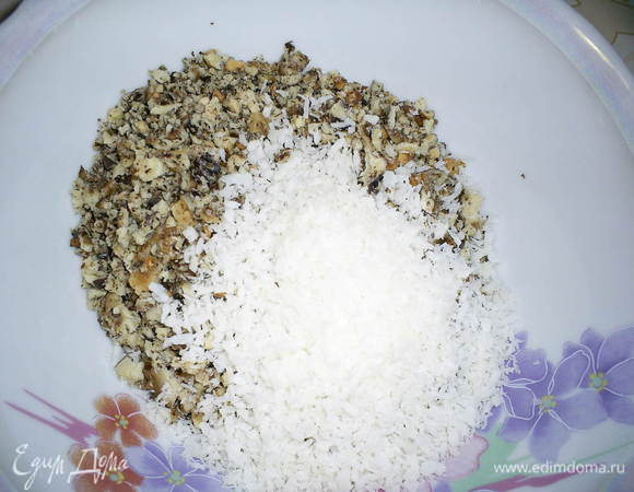 Для посыпки грецкие орехи измельчаем, смешиваем с кокосовой стружкой.