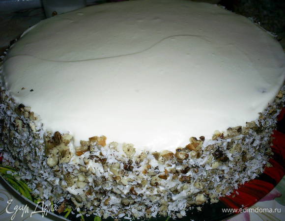 Посыпаем бока торта. Если торт украшать вы не планируете, просто посыпьте верх торта оставшейся посыпкой. Если хотите немного приукрасить - смотрите дальше.