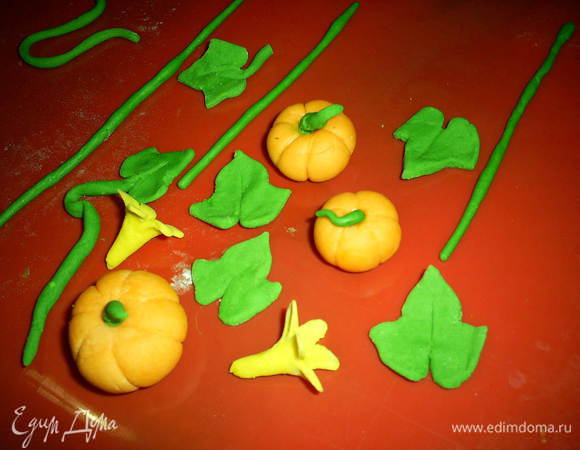 Верх торта я решила украсить мастичными тыковками. Поскольку от сметанного крема мастика непременно потечет, я решила сделать шоколадный огородик для своих тыкв.