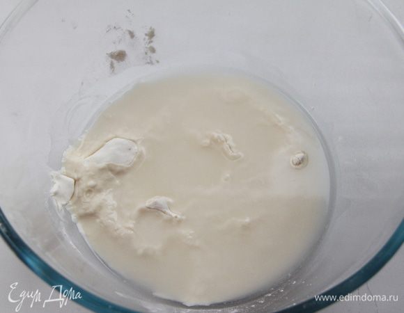 В муку добавить воду, замесить тесто.