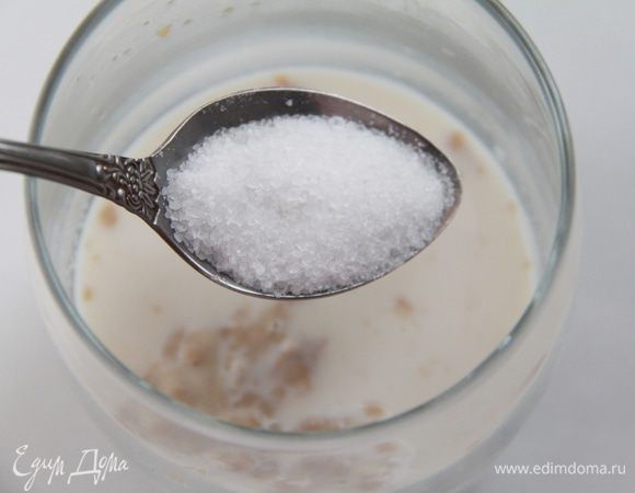 К дрожжам и молоку добавить соль.