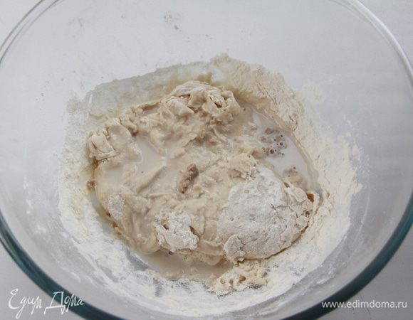 Соединить тесто с молочно-дрожжевой массой.
