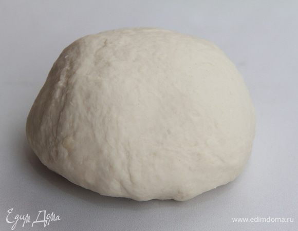 Тщательно вымесить тесто (вымешивать 10-15 минут). Оставить тесто на 1 час на подъём в тёплом месте.
