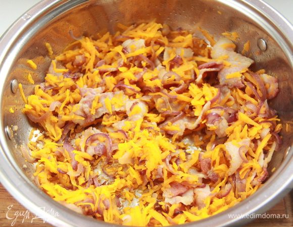 Добавить тёртую тыкву, еще минут пять обжарить.