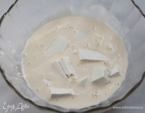 В яичную смесь добавить кусочки феты.