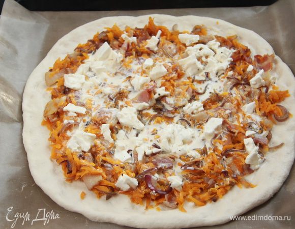 Сверху полить яично-сливочной смесью с фетой.