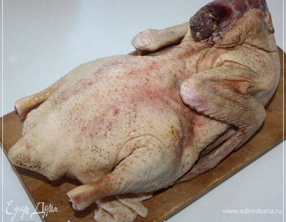 А во-вторых, вспоминаем о наваре. Т.е. о бульоне. Который и должен быть наваристым. Варить его, бульон, можно много из чего. В смысле разных там мясов. Но я предлагаю вам посмотреть на тот, что получается из утки. Да, да … именно утки. Сами посудите – разве может быть противным сочетание утки и кислой капусты? То то же!!!
Вот она - утка. Домашняя. Ни разу не мороженая. Вчера крякала еще. 
