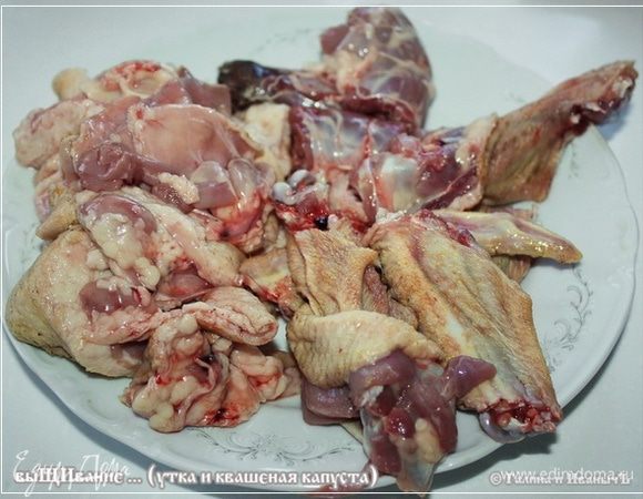 Собственно для щей нам вся утка не нужна. Понадобится вот это. В смысле вот эти части тушки. Крылышки, шейка, гузка…. А, если кому интересно, как из одной утки приготовить, как минимум, два-три обеда, скажите. Подскажу, где посмотреть этот репортаж.