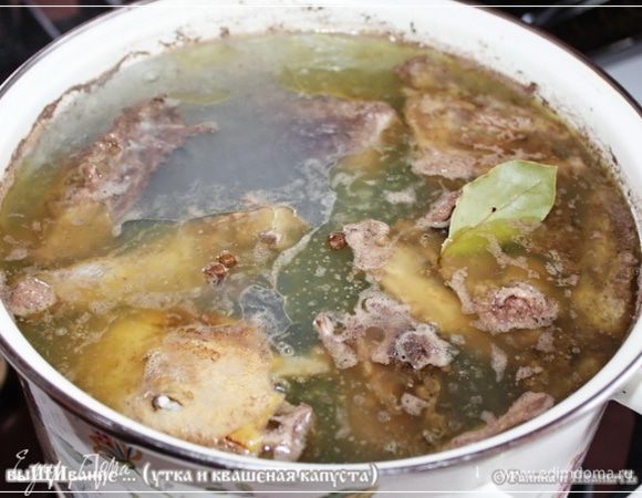 Именно так. На маленьком, самом маленьком огне. Часа два бульон будет доходить. Наберитесь терпения и поверьте – оно того очень сильно стоит!!!
Через часок кинем в бульон перчинок черных, листика лаврового. Если кому еще чего надо – пожалуйста, но не советую. Хотя … луковка, например, морковочка, да прочие коренья сушеные, или свежие – действительно не помешают. Хотя оно и так получится – лучше не бывает. Отвечаю. Солить не надо. Солить будем в самом конце. 
