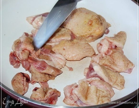 Дальше … возьмем все самые жиросодержащие кусочки утки и выложим их на раскаленную сковороду.