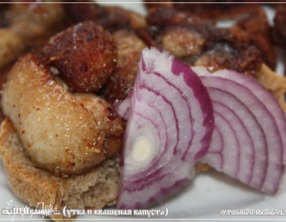 Минут около пятнадцати займет приготовление вот таких шкварок. 
Они потом с хлебушком череньким и лучком крымским, да под сок хлебный … ой, как хрустят!!!
