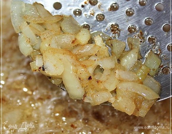 Ну, вы же, конечно, хорошо понимаете, что весь этот процесс был не ради приготовления, пусть и сильно вкусной, закуски.
В том самом жиру, что мы получили, обжариваем лучок. 
До мягкой прозрачной золотистости.