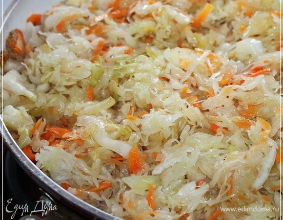 А вот как только, так вспоминаем про капусту нашу. Про квашеную.
Отправляем ее в сковороду и хорошо, но деликатно, чтобы не помять, перемешиваем.
Потом накроем сковороду крышкой и оставим тушиться. Время от времени не забываем не то чтобы помешивать, а ворошить слегка.
