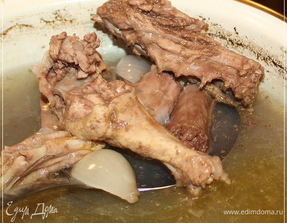 Как только бульон окажется, что называется, готов, вынимаем из кастрюльки мясокостную составляющую и отложим в сторонку. Пока.