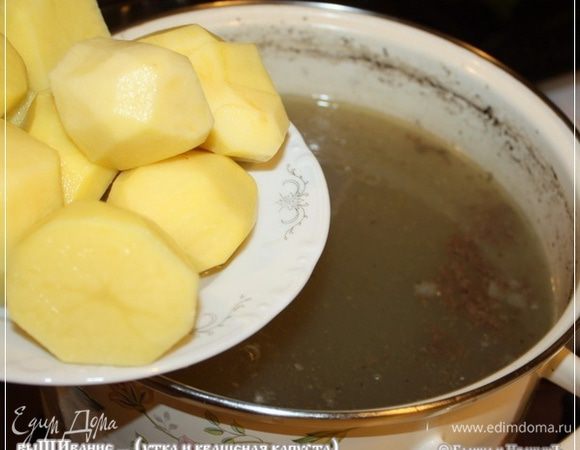 Отправляем в бульон картошку.