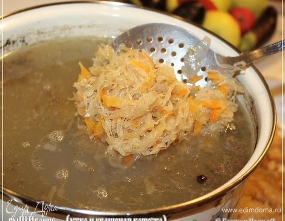 … отправим ее в кастрюлю. 
Кстати. Если вдруг кому нравятся щи с томатом, то минут за тридцать до окончания «тушить капусту» добавьте в сковороду несколько ложек томатной пасты. Или, например, несколько помидорков, только почистить их не забудьте. Можно и консервов помидоркиных. Есть такие – в собственном соку. Но это – если кому надо и хочется.
Так вот. Отправляем капусту вслед за картошкой.
