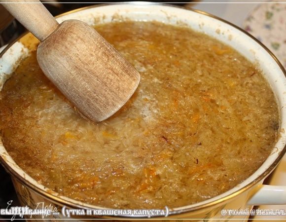Аккуратно размешиваем.
И ждем, пока закипит. Опять же … сразу убавляем огонь. До самого … практически тления угольков. Чтобы не кипело, а так … обозначало только.
И пусть себе обозначает до готовности картошки. А потом возьмем толкушку и эту самую картошку разомнем. Прямо в кастрюле. Без фанатизма, в самую муку не надо.
