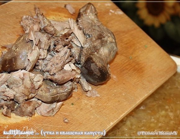 Мясокостные детали разобрать надо и мясо порезать на такие кусочки, чтобы есть удобно было. А потом его, мясо отправляем, конечно же, тоже в кастрюлю.